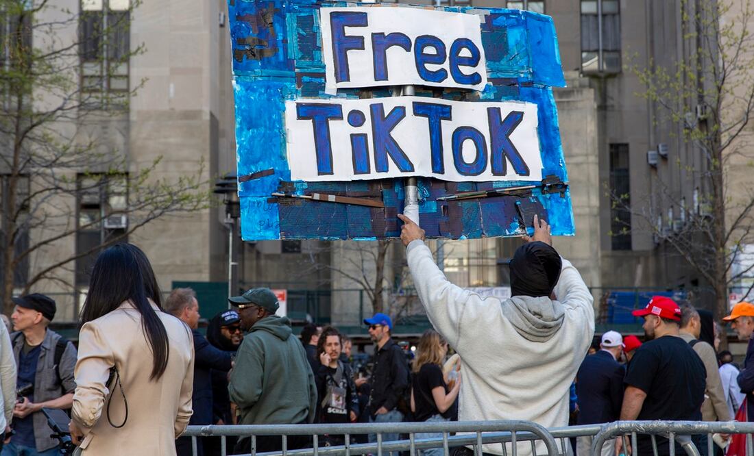 Un hombre lleva una pancarta a favor de TikTok frente al juzgado donde comenzó el juicio penal contra Donald Trump el 15 de abril, en Nueva York. Foto: AP