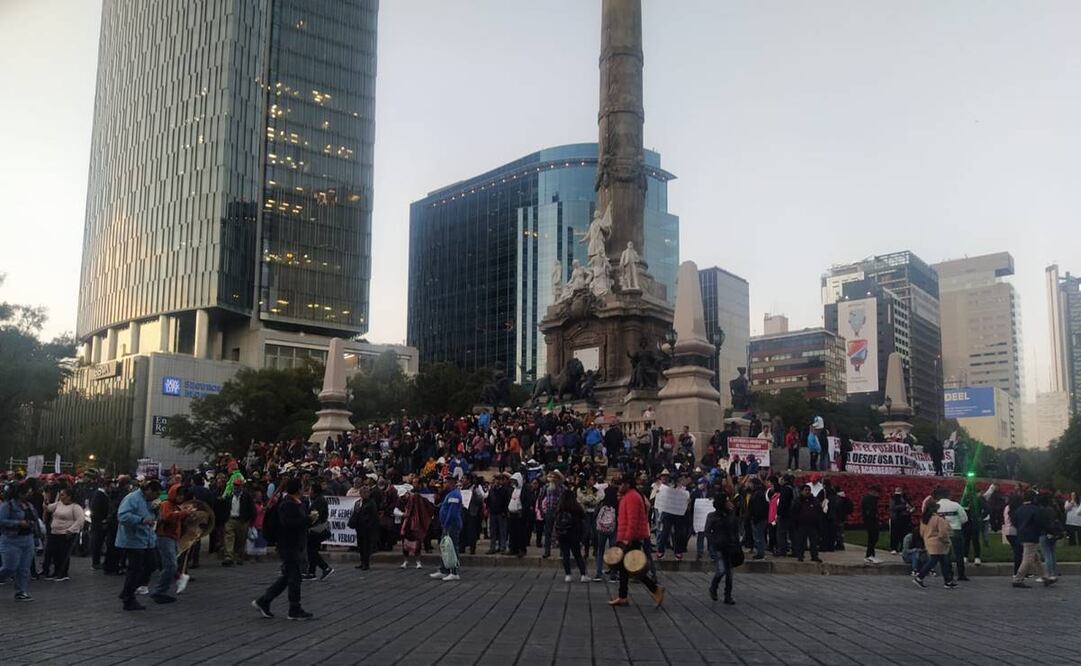 La glorieta sirve para la foto del recuerdo para los militantes de Morena y simpatizantes de López Obrador. Foto: Luis Carlos Rodríguez/EL UNIVERSAL