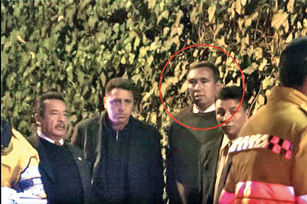 Esta es una de las fotografías que el City Manager publicó en redes. El hombre alto (circulo rojo) es a quien identificó (TOMADA DE TWITTER)