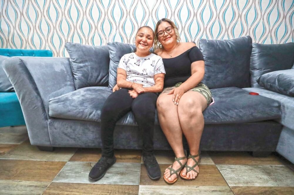 Marisol Montaño y su hija Danna Paola, quien tiene problemas neurológicos y motrices como secuelas de las quemaduras que sufrió.