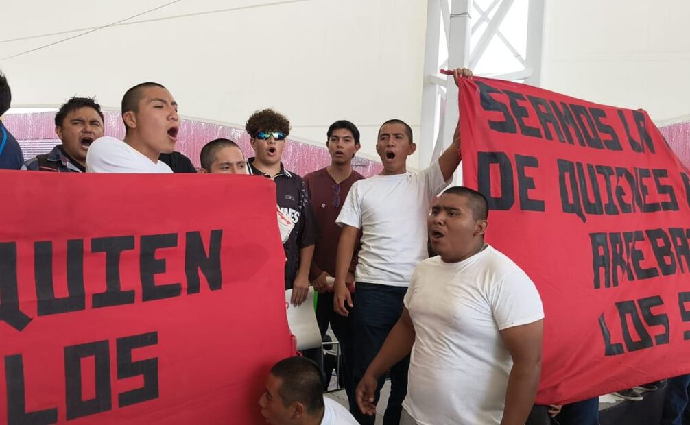 Presuntos estudiantes de la Escuela Normal Rural “Luis Villarreal” El Mexe, de Hidalgo, dan portazo en evento de la presidenta Claudia Sheinbaum el 13 de septiembre de 2026. Foto: Eduardo Dina/ EL UNIVERSAL
