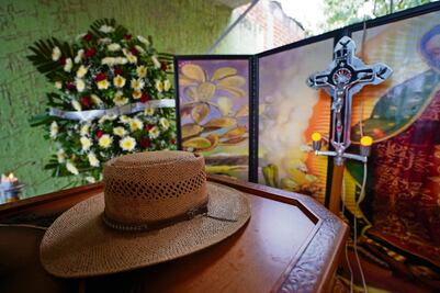 Por miedo, acuden pocos a despedir al líder de las autodefensas, Hipólito Mora