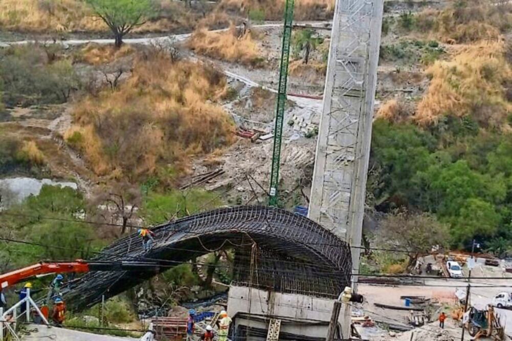 El puente colapsado, cuya construcción comenzó en 2012, se ubica en los límites de Cuernavaca con el municipio de Temixco (ESPECIAL)