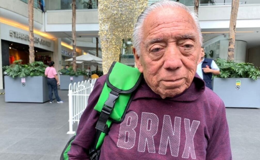 A sus 74 años realiza entregas de comida… ¡A pie!