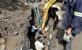 Alcaldía Benito Juárez y Segiagua atienden socavón y fuga de agua en la colonia Ermita; hay una fractura en la red de drenaje