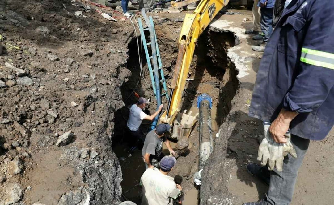 Alcaldía Benito Juárez y Segiagua atienden socavón y fuga de agua en la colonia Ermita; hay una fractura en la red de drenaje. | Foto: Especial.