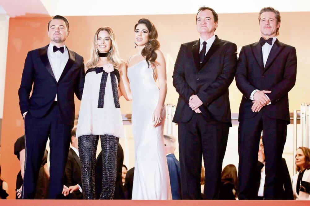El elenco del filme posó tras la proyección: Leonardo DiCaprio, Margot Robbie, Daniella Pick (esposa del realizador), Quentin Tarantino y Brad Pitt. / IAN LANGSDON. EFE