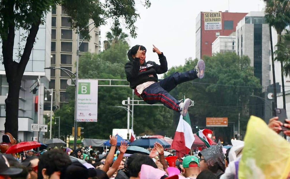 Durante el mundial de 2026, México estableció una costumbre mundialista: el “quiere volar, quiere volar”, que implicó lanzar por los aires a cualquier persona que se deje. Corresponsales, niños, extranjeros, todos volaron durante los festejos en la capital. Foto: Valente Rosas/EL UNIVERSAL.