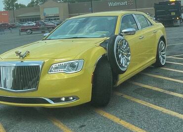 El Chrysler 300 que quería parecer auto retro pero todo salió mal