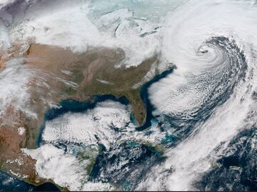 ¿Qué es el "ciclón bomba" que azota con hielo y nieve a EU?