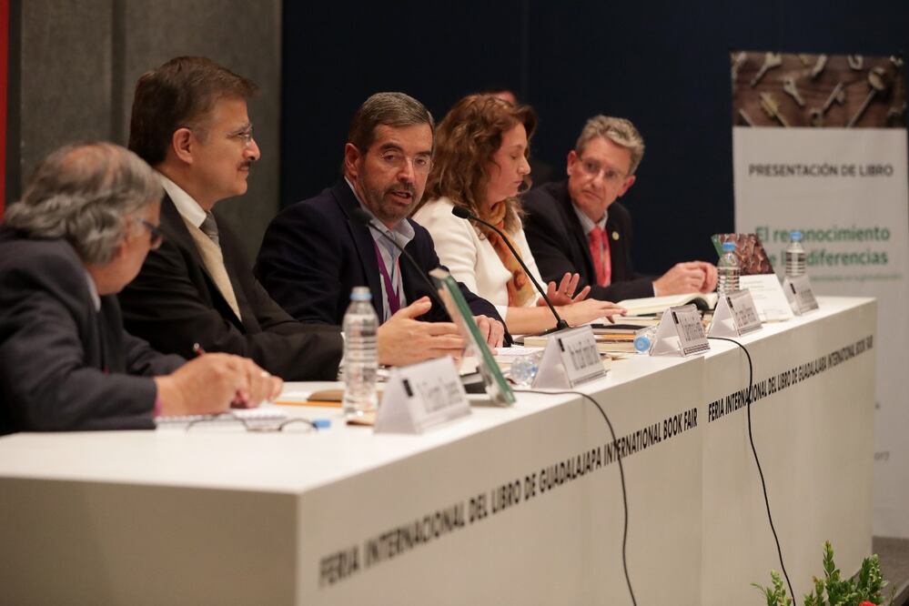 Presentación del libro "El reconocimiento de las diferencias” en el que participa Juan Ramón de la Fuente, dentro de la Feria Internacional del Libro de Guadalajara. (FOTO: Juan Boites)
