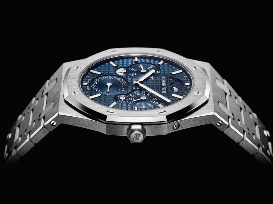 Audemars Piguet Royal Oak RD#2 Perpetual Calendar Ultra-Thin. Cinco años tuvieron que pasar para que la casa construyera el calendario perpetuo más delgado del mundo, con un grosor de 6.30 mm, tamaño posible gracias al desarrollo del calibre ultra delgado 5133. 