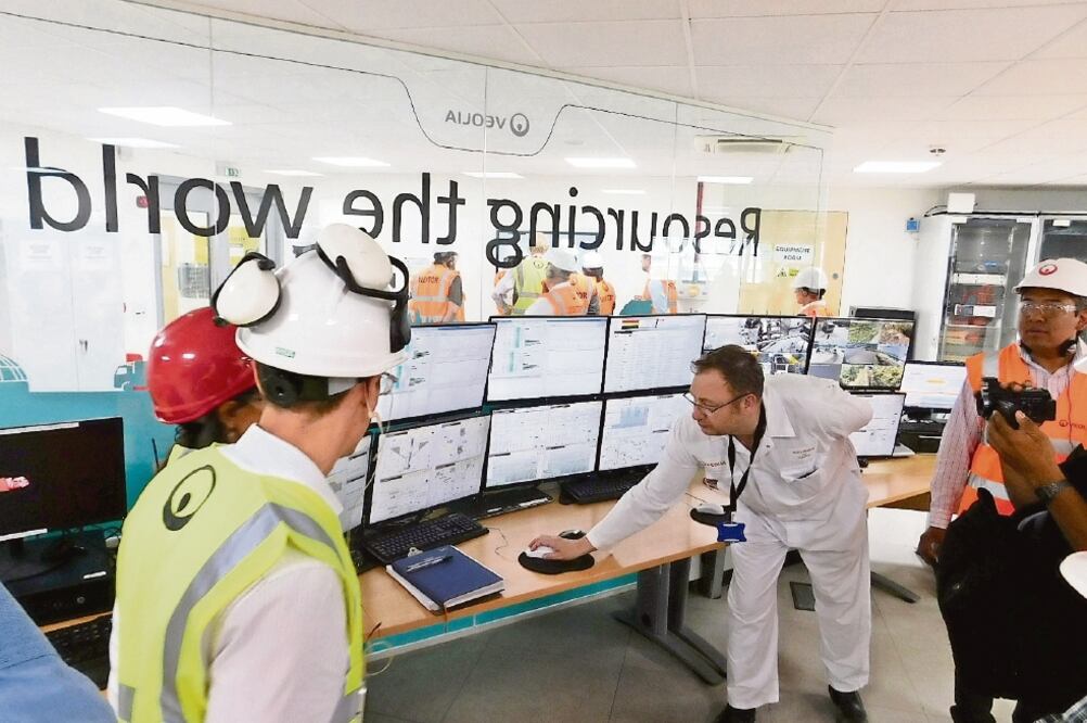 El trabajo en las plantas es completamente computarizada, desde la carga de los desechos a la caldera, hasta su operación y vigilancia (fotos: JOEL RUIZ)