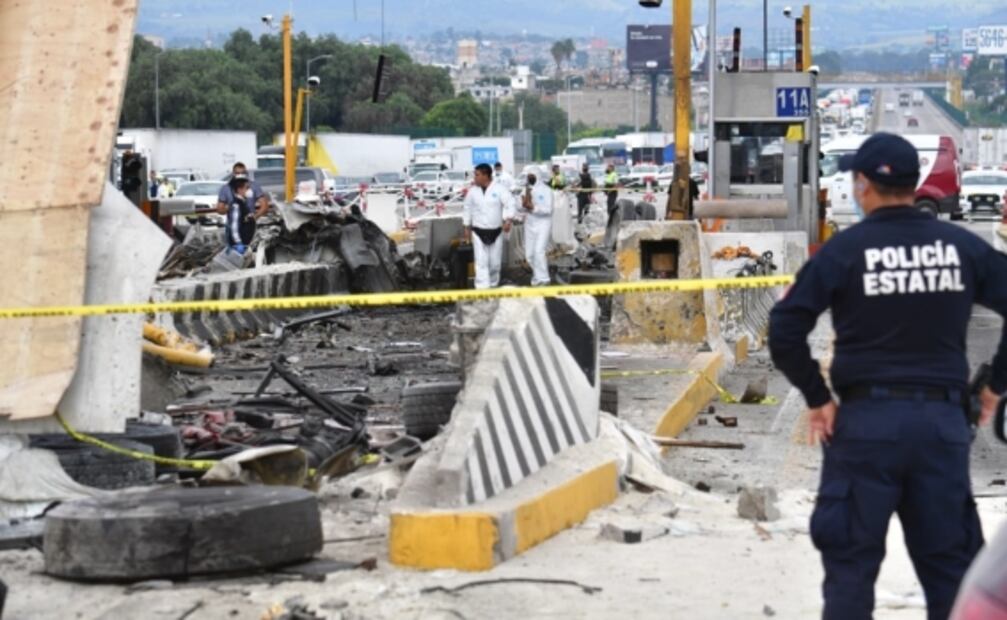 Tráiler se impacta contra casetas de cobro en autopista México-Puebla; hay dos muertos
