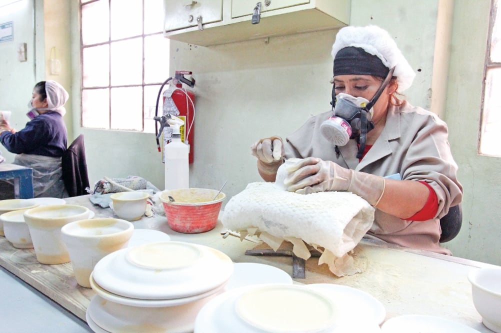 Para la elaboración de la cerámica vidriada se siguen seis pasos básicos, que los artesanos no pueden saltarse porque así lo dicta la Norma Oficial Mexicana (OMAR CONTRERAS. EL UNIVERSAL)