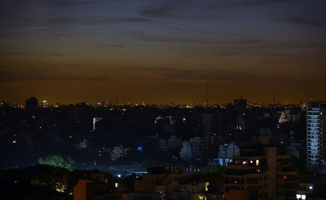 El apagón se produjo a las 7:07 locales, cuando todavía no amanecía (Foto: AFP)