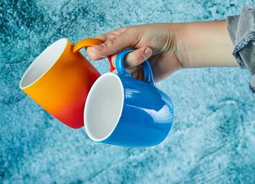 La razón por la que debes lavar las tazas de café con limón y sal