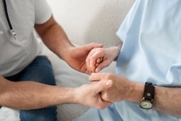 Pide Iglesia visibilizar a cuidadores de personas enfermas; su labor es determinante, asegura