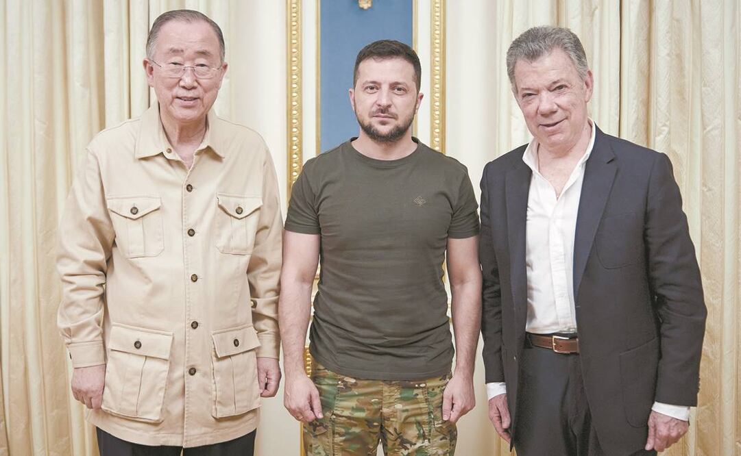 El exsecretario general de la ONU, Ban Ki-moon, y el expresidente Juan Manuel Santos (der.), ayer en Kiev con el mandatario Volodimir Zelensky, donde evaluaron la situación a casi seis meses de la invasión rusa. Foto: AP.