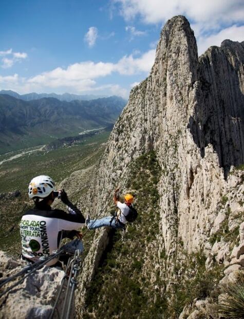 Nuevo León: pozas azules, montañas y toboganes naturales en una ruta de aventura