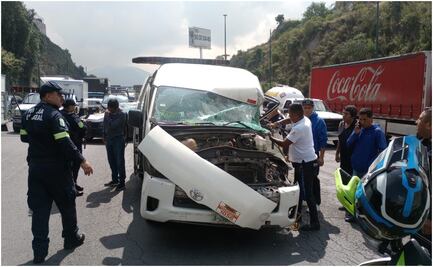 Chofer de transporte público queda prensado tras choque en la carretera México-Querétaro