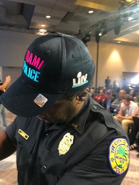 Hasta los policías en Miami se visten con ropa del Super Bowl LIV