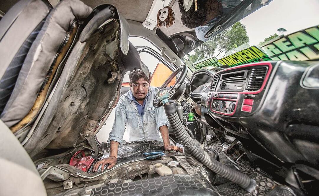 Agustín notó a lo lejos la inundación, aceleró, avanzó rebasando los camiones detenidos y su combi quedó atorada en una laguna de más de un metro y medio de profundidad. FOTO: Yadín Xolalpa