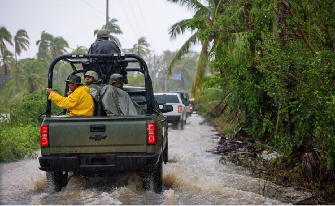 Los uniformados en coordinación con autoridades de Protección Civil realizan recorridos terrestres en la zona de desastre. Foto: Sedena