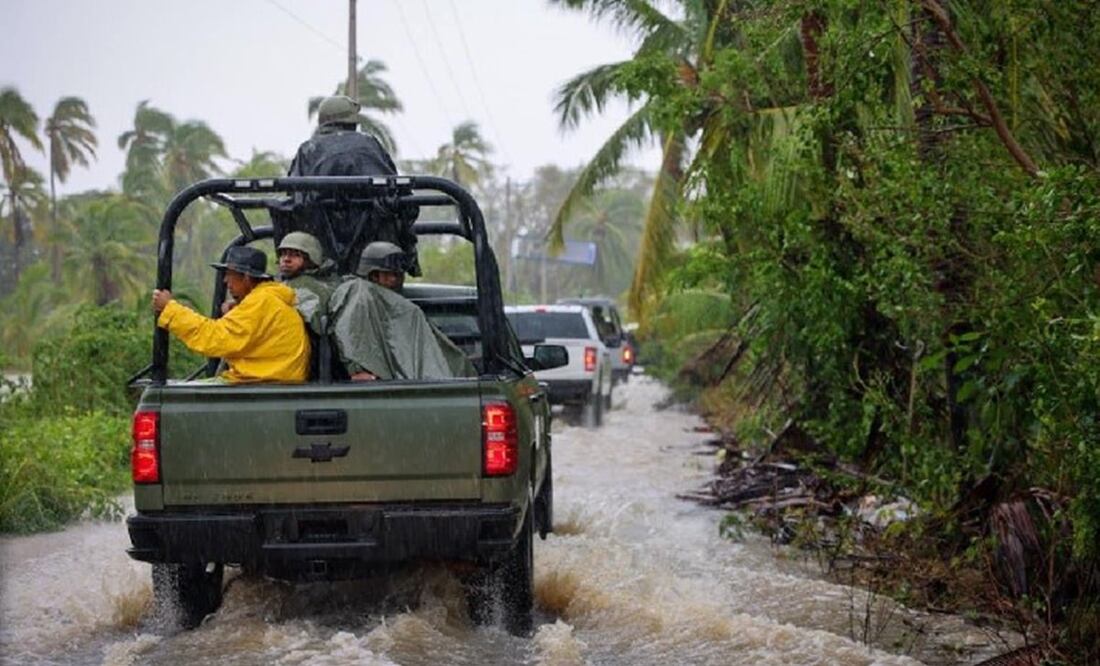 Los uniformados en coordinación con autoridades de Protección Civil realizan recorridos terrestres en la zona de desastre. Foto: Sedena