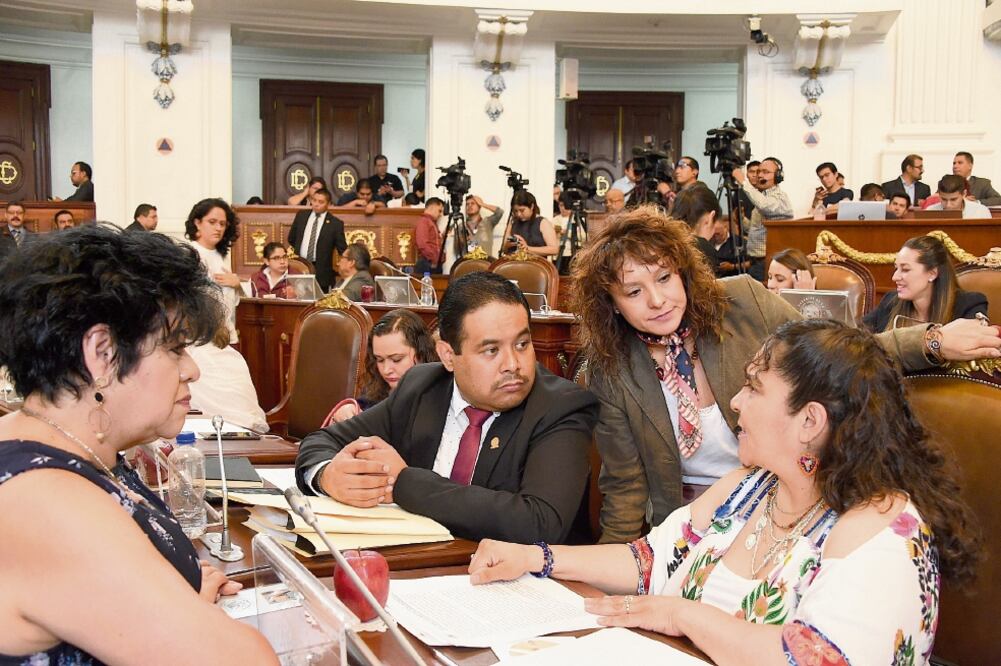 Los diputados de Morena ayer presentaron ante el pleno del Congreso de la Ciudad de México la iniciativa de Ley de Democracia Directa y Democracia Participativa que se prevé sustituya a la Ley de Participación Ciudadana vigente. Foto: CORTESÍA