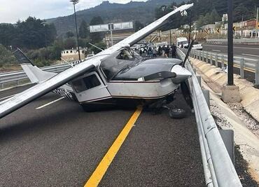 Avioneta aterriza de emergencia en autopista Mazatlán-Culiacán; presuntamente se quedó sin combustible