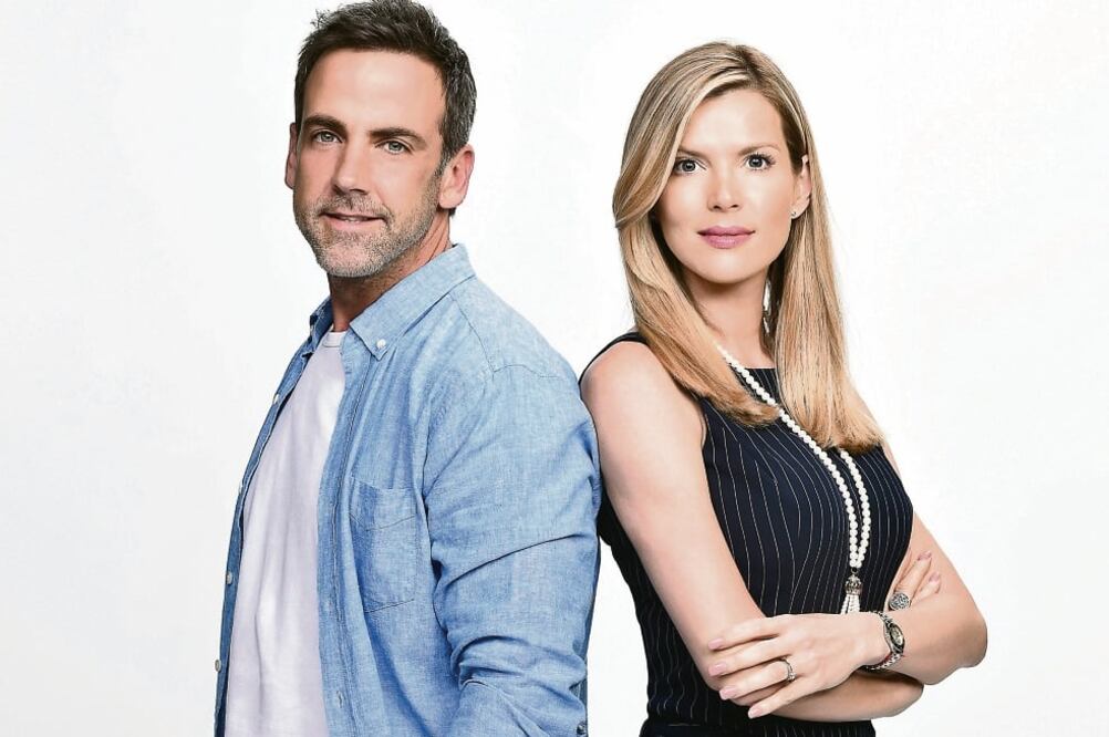 El puertorriqueño (izq). encarna a un hombre viudo en la ficción (TELEMUNDO)