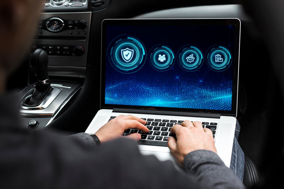 Es posible hackear un auto para acceder a funcionaliades como los frenos y el volante. Foto: Freepik