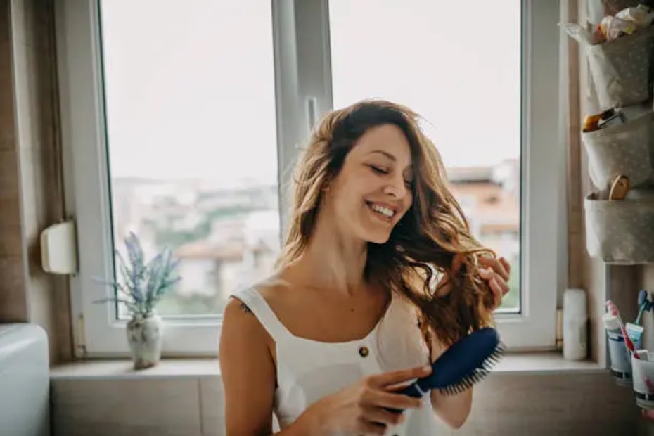 Si notas que tu cabello tiene mucho frizz, está opaco y seco, el remedio casero de vinagre puede reducir esos daños. Foto: Unsplash