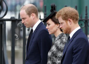 Familia real británica honra a víctimas de atentado en Londres