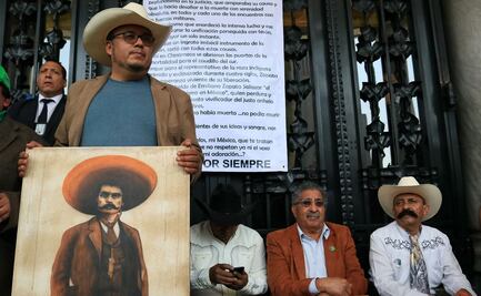 Campesinos regresan a Bellas Artes a protestar contra pintura de Zapata gay