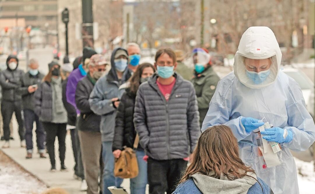 Una integrante del Departamento de Salud del condado de Salt Lake, en Utah, realiza pruebas de detección del coronavirus. Foto: Rick Bowmer/ AP
