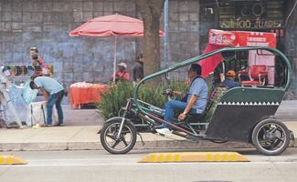 Nada frena el caos de ciclotaxis en el Centro Histórico 