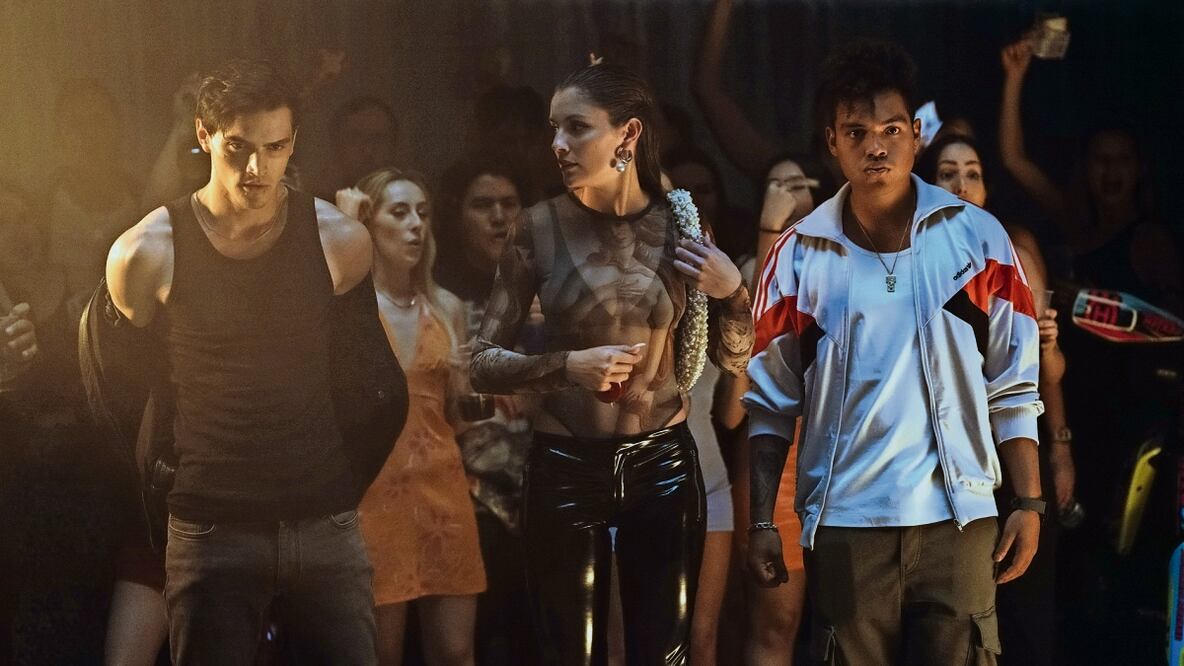 En el filme, Víctor Varona (derecha) interpreta a un muchacho mexicano llamado Lion, envuelto en peleas callejeras que sigue a un junior (Gabriel Guevara, izquierda) adicto a los arrancones, Foto: AMAZON PRIME