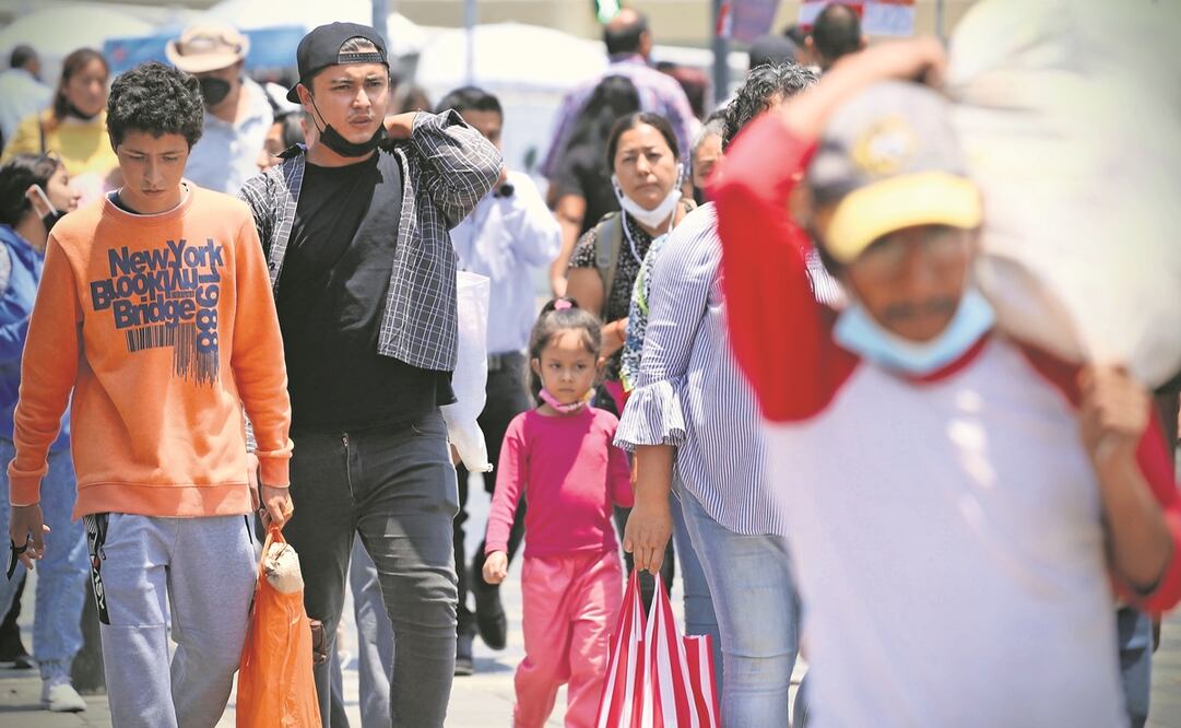 El uso correcto del cubrebocas es una de las medidas sanitarias contra el coronavirus que se ha relajado; expertos llaman al gobierno a promover su empleo. Foto: BERENICE FREGOSO. EL UNIVERSAL