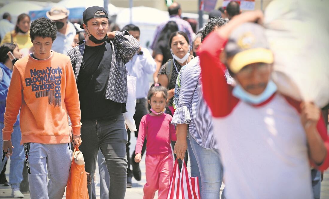 El uso correcto del cubrebocas es una de las medidas sanitarias contra el coronavirus que se ha relajado; expertos llaman al gobierno a promover su empleo. Foto: BERENICE FREGOSO. EL UNIVERSAL