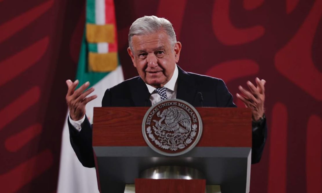 “No se organizó nada todo fue espontaneo y desde que llegamos al aeropuerto, pero no puedo acercarme mucho porque están las medidas de seguridad", dijo López Obrador. Foto: Diego Simón Sánchez