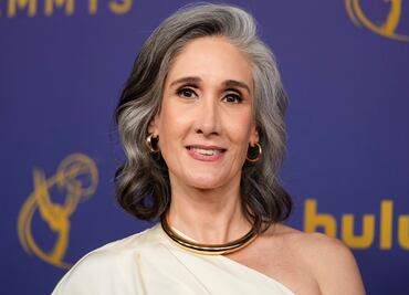 Emmy 2024: la mexicana Issa López deslumbra en la alfombra roja