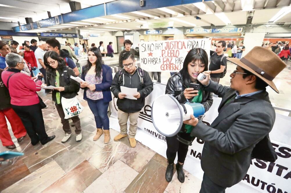 En la estación Bellas Artes del Metro, decenas de jóvenes universitarios se manifestaron contra el gasolinazo, tomaron los torniquetes e invitaron a los usuarios a no pagar su pasaje y saltarse (BERENICE FREGOSO. EL UNIVERSAL)