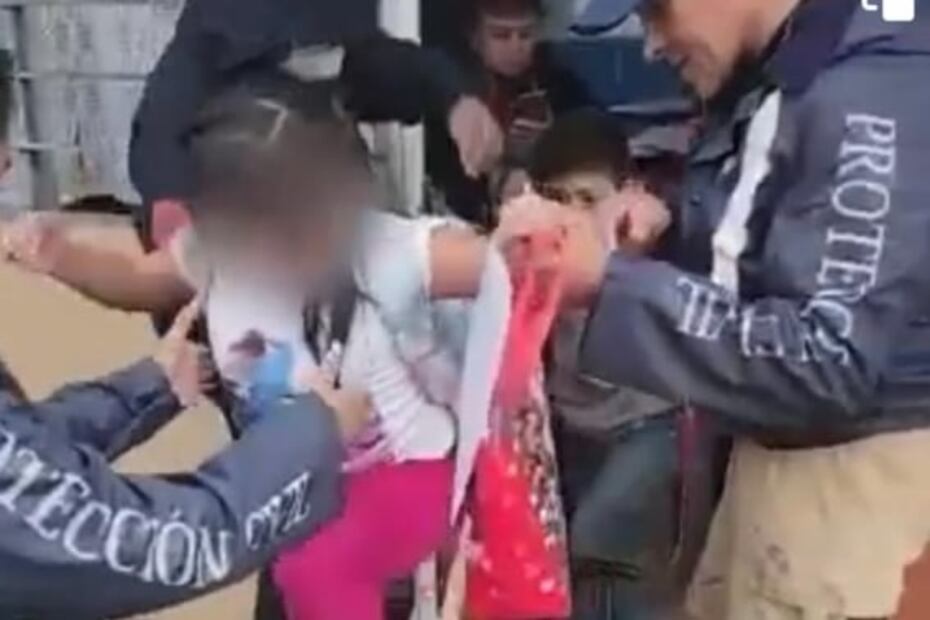 Desalojan a niños de una primaria que terminó inundada tras fuerte lluvia y granizada en Pachuca 
