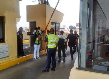 Reabren simpatizantes de los 43 autopista México-Pachuca