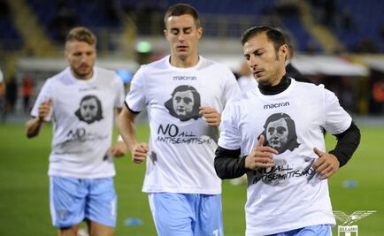 Futbolistas usan playeras de Ana Frank contra el antisemitismo