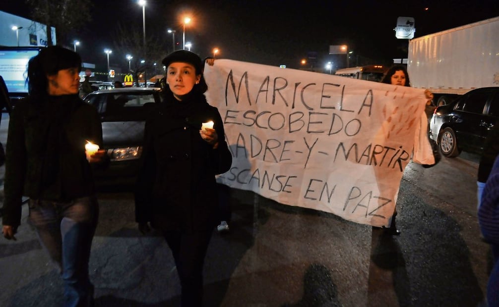 El 22 de diciembre de 2010, mientras Marisela Escobedo era velada, decenas de personas marcharon en Ciudad Juárez para exigir justicia por su asesinato. Foto: Nacho Ruiz / CUARTOSCURO