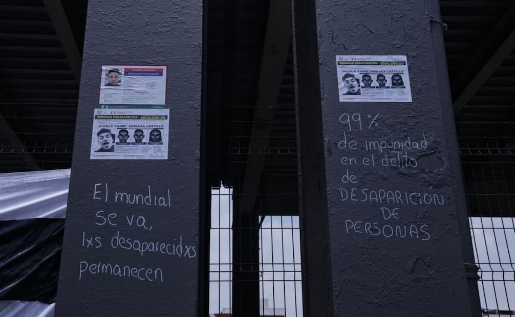 Bloqueo de colectivos de búsqueda de personas desaparecidas en Calzada de Tlalpan, a la altura de la estación Ermita de la Línea 2 del Metro de la Ciudad de México. Foto: Fernanda Rojas / EL UNIVERSAL