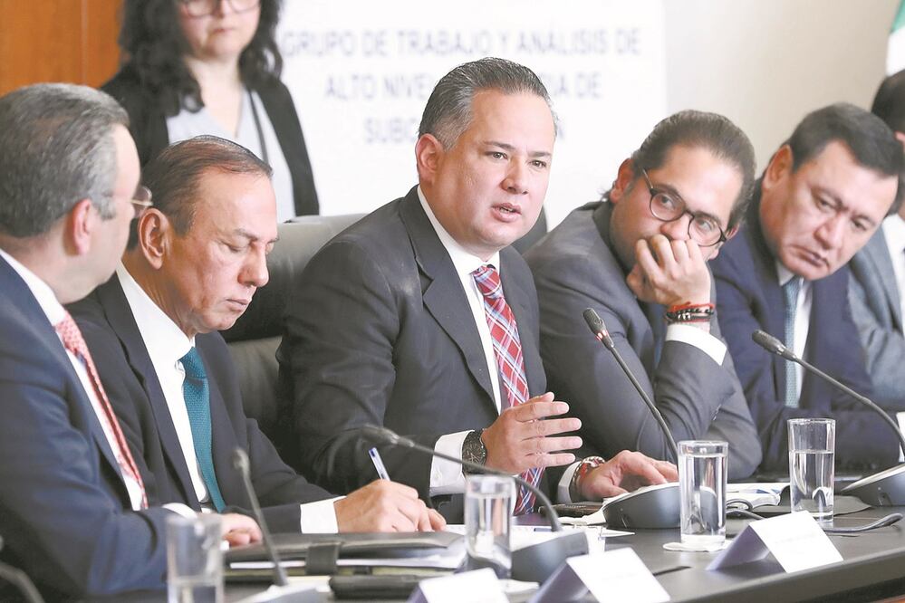 Santiago Nieto (centro) participó en una mesa de trabajo en materia de subcontratación para revisar el dictamen en materia de regulación de outsourcing , realizada en el Senado de la República. Foto: ESPECIAL. NOTIMEX